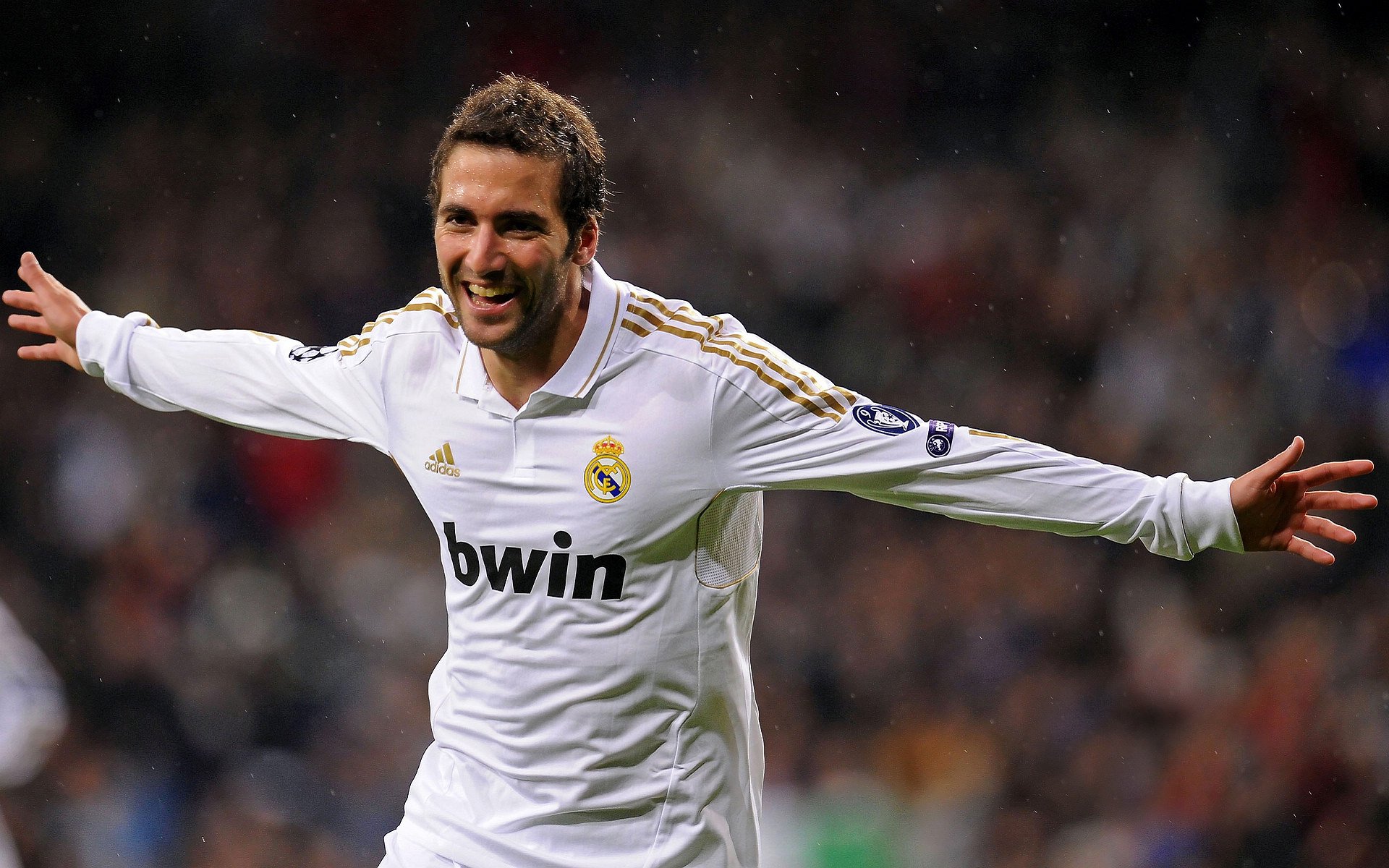 开云官网-姆巴佩在曼联比赛中比赛局势复杂，重要助攻引发热议！观众掌声雷动